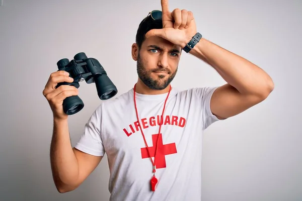 Joven Salvavidas Con Barba Vistiendo Camiseta Con Cruz Roja Gafas — Foto de Stock