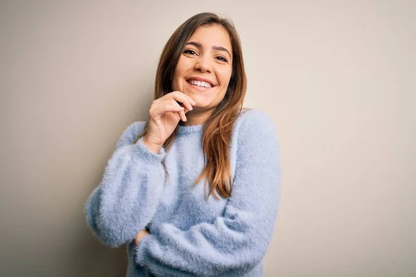 Bella Giovane Donna Che Indossa Maglione Invernale Casual Piedi Sfondo — Foto Stock