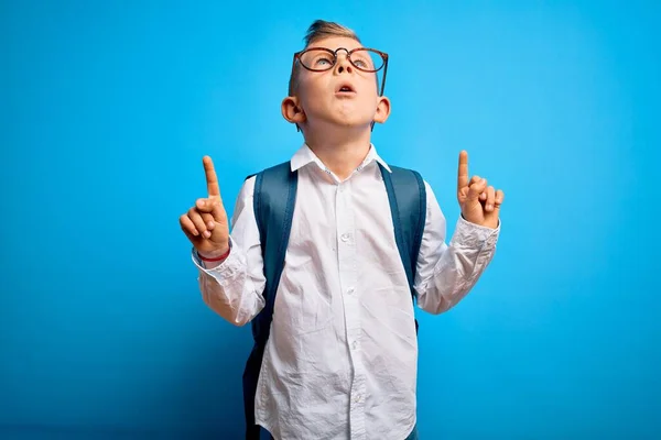 Mladý Malý Běloch Student Kluk Nosí Chytré Brýle Školní Taška — Stock fotografie