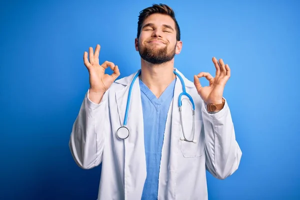 Jonge Blonde Dokter Man Met Baard Blauwe Ogen Witte Jas — Stockfoto