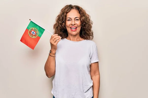 中年美丽的爱国妇女 拿着葡萄牙国旗 站在孤独的白色背景上 面带微笑 面带微笑 面带微笑 显得积极而快乐 — 图库照片