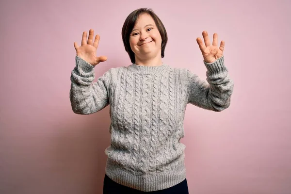 Giovane Donna Sindrome Indossa Maglione Casual Sfondo Isolato Mostrando Indicando — Foto Stock