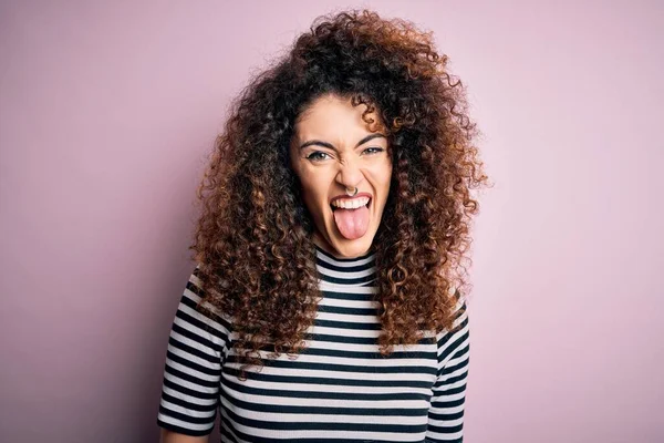 Mulher Bonita Nova Com Cabelo Encaracolado Piercing Vestindo Shirt Listrada — Fotografia de Stock