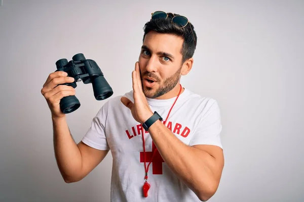 Joven Salvavidas Con Barba Vistiendo Camiseta Con Cruz Roja Gafas —  Fotos de Stock