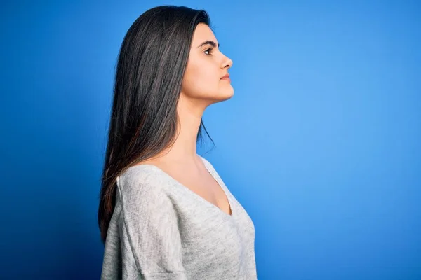 Jovem Bela Mulher Morena Vestindo Camisola Casual Sobre Fundo Azul — Fotografia de Stock