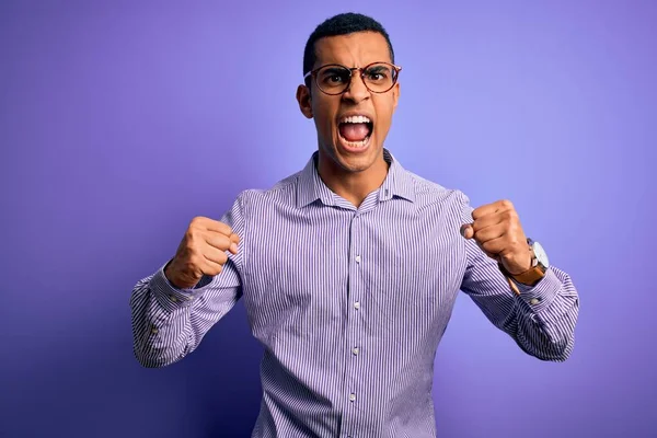 Hombre Afroamericano Guapo Vistiendo Camisa Rayas Gafas Sobre Fondo Púrpura —  Fotos de Stock