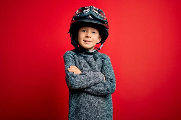 Młody Biały Dzieciak Noszący Zabytkowy Kask Motocyklowy Google Czerwonym Tle — Zdjęcie stockowe