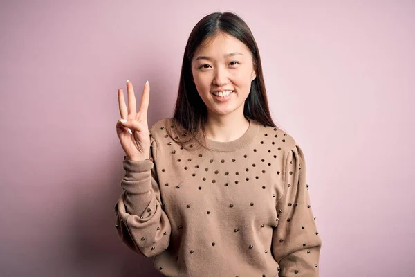 Młoda Piękna Azjatycka Kobieta Nosi Modę Elegancki Sweter Różowym Tle — Zdjęcie stockowe