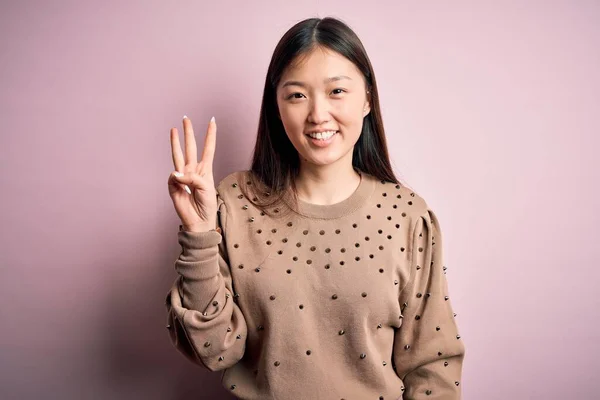 Jovem Bela Mulher Asiática Vestindo Moda Camisola Elegante Sobre Rosa — Fotografia de Stock