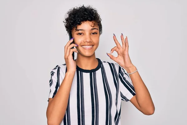 Mladý Krásný Africký Americký Afro Žena Mající Rozhovor Mluví Smartphonu — Stock fotografie