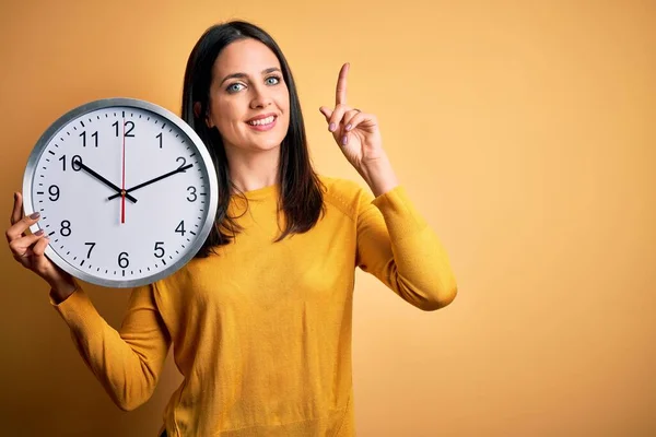 Mujer Joven Con Ojos Azules Haciendo Cuenta Regresiva Sosteniendo Gran —  Fotos de Stock