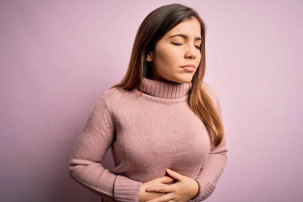 Hermosa Mujer Joven Con Jersey Cuello Alto Sobre Fondo Rosa — Foto de Stock