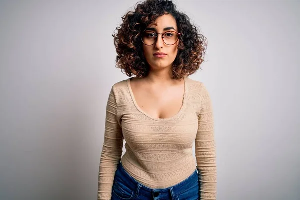 Jeune Belle Femme Arabe Bouclée Portant Shirt Décontracté Des Lunettes — Photo