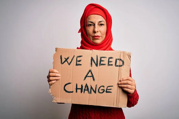 Frau Mittleren Alters Trägt Muslimischen Hijab Und Fordert Veränderung Hält — Stockfoto