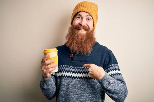 Pelirrojo Irlandés Con Barba Usando Sombrero Invierno Bebiendo Llevar Café — Foto de Stock