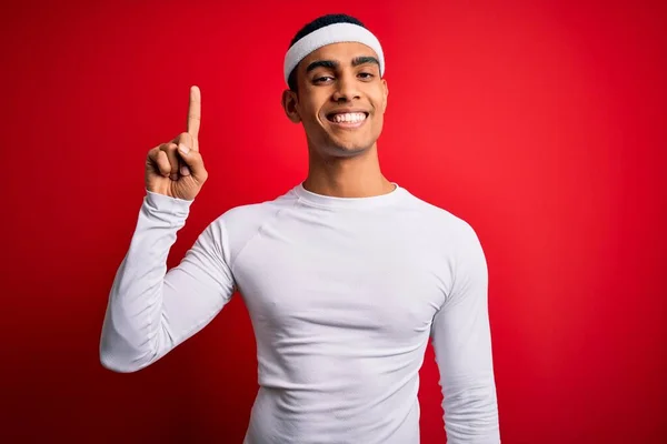 Jovem Atleta Afro Americano Bonito Vestindo Sportswear Sobre Fundo Vermelho — Fotografia de Stock