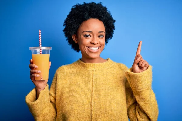 Молодая Афро Американка Вьющимися Волосами Пьет Здоровый Апельсиновый Сок Удивленный — стоковое фото