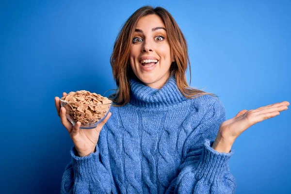 Joven Mujer Morena Hermosa Sosteniendo Tazón Con Cereales Copos Maíz — Foto de Stock