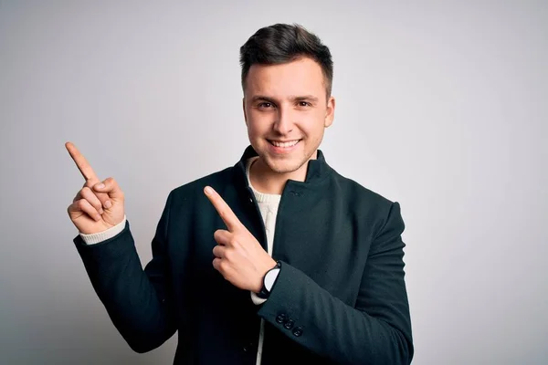 Junge Gutaussehende Geschäftsleute Elegantem Wintermantel Stehen Lächelnd Vor Isoliertem Hintergrund — Stockfoto