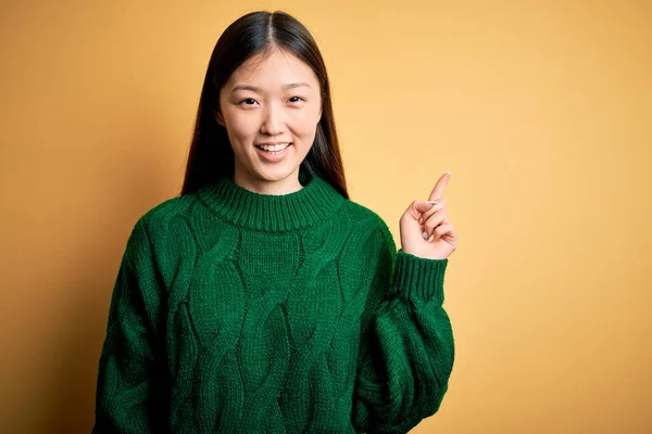 Jonge Mooie Aziatische Vrouw Draagt Groene Winter Trui Geel Geïsoleerde — Stockfoto