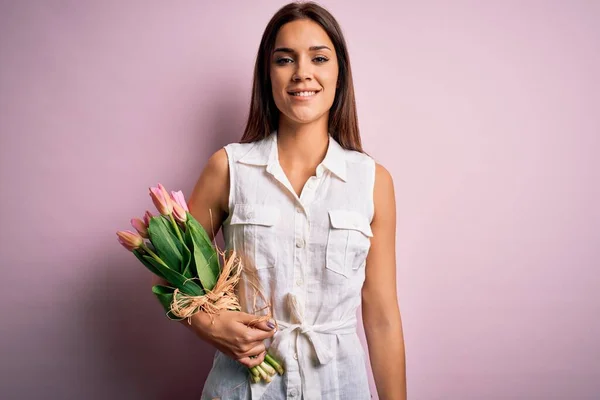 Fiatal Gyönyörű Barna Kezében Csokor Tulipán Virágok Felett Rózsaszín Háttér — Stock Fotó