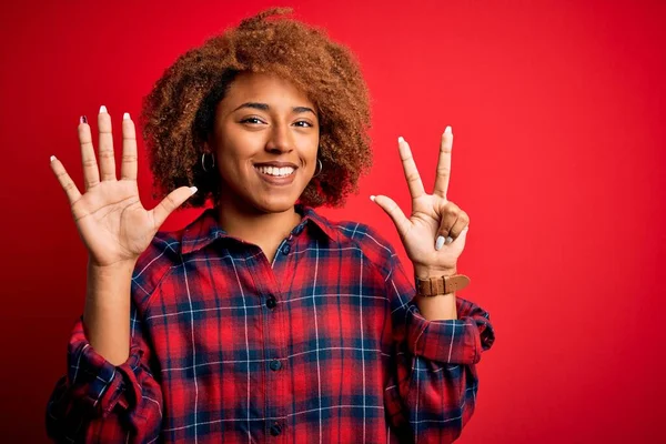 Jong Mooi Afrikaans Amerikaans Afro Vrouw Met Krullend Haar Dragen — Stockfoto