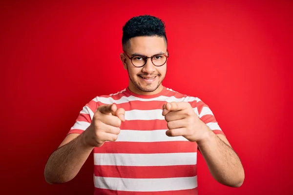 Homem Bonito Jovem Vestindo Shirt Listrada Casual Óculos Sobre Fundo — Fotografia de Stock