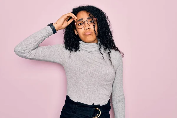 Mujer Afroamericana Joven Con Jersey Cuello Alto Gafas Sobre Fondo —  Fotos de Stock