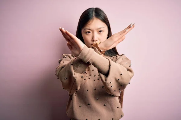 Jonge Mooie Aziatische Vrouw Dragen Mode Elegante Trui Roze Gesoldeerde — Stockfoto