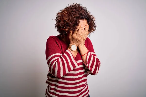 Middelbare Leeftijd Mooie Krullend Haar Vrouw Dragen Casual Gestreepte Trui — Stockfoto