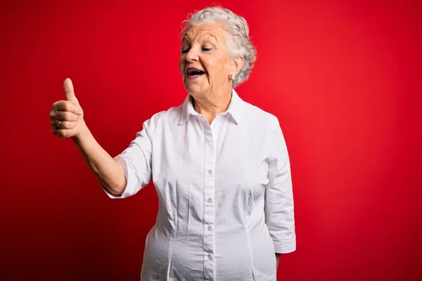Starší Krásná Žena Elegantní Košili Stojí Nad Izolovaným Červeným Pozadím — Stock fotografie