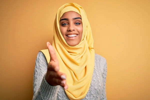 Молода Африканська Дівчина Муслімному Хіджабі Жовтому Фоні Посміхається Дружній Потиск — стокове фото
