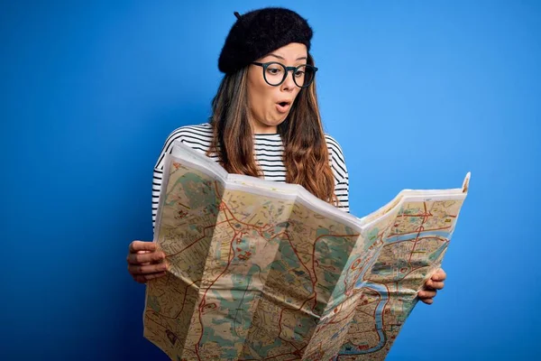 Jovem Mulher Turística Bonita Férias Vestindo Óculos Boina Segurando Mapa — Fotografia de Stock