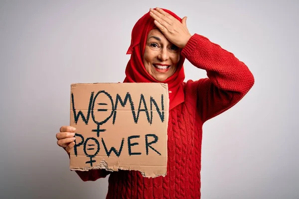 Kobieta Średnim Wieku Muzułmańskim Hidżabie Prosząca Prawa Kobiet Trzymających Sztandar — Zdjęcie stockowe