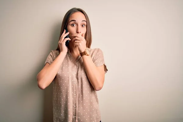 Die Junge Schöne Frau Die Sich Auf Dem Smartphone Vor — Stockfoto