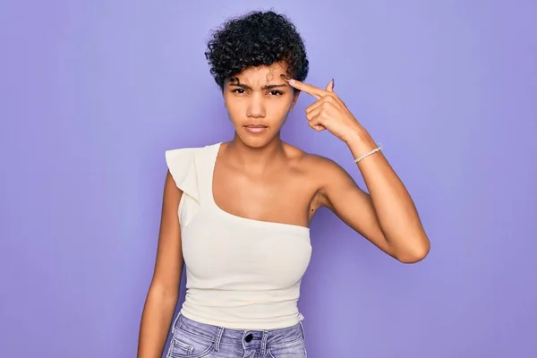 Młoda Piękna Afro Amerykanka Afryki Nosząca Luźną Koszulkę Fioletowym Tle — Zdjęcie stockowe