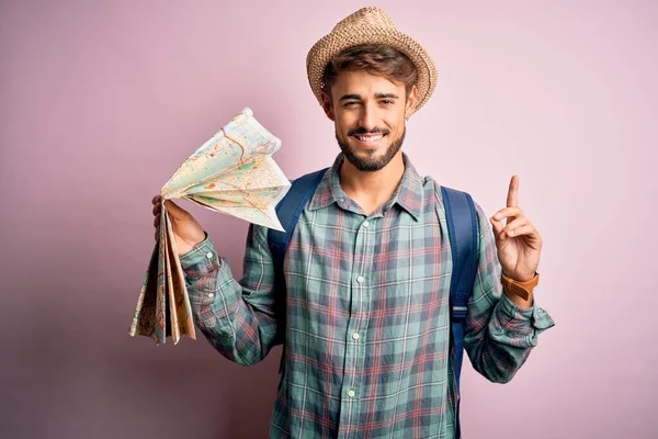 Joven Turista Vacaciones Con Sombrero Sosteniendo Mapa Ciudad Pie Sobre — Foto de Stock