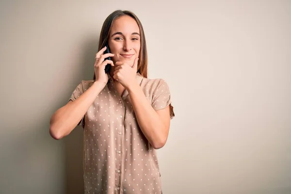 Ung Vacker Kvinna Som Pratar Smartphone Över Vit Bakgrund Ser — Stockfoto