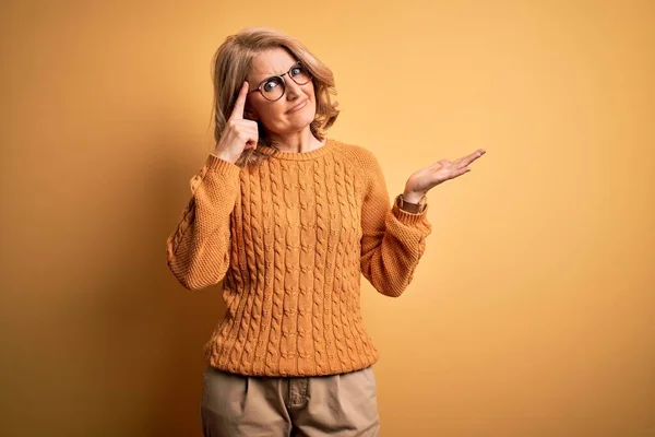 Mujer Rubia Hermosa Mediana Edad Con Suéter Casual Gafas Sobre —  Fotos de Stock