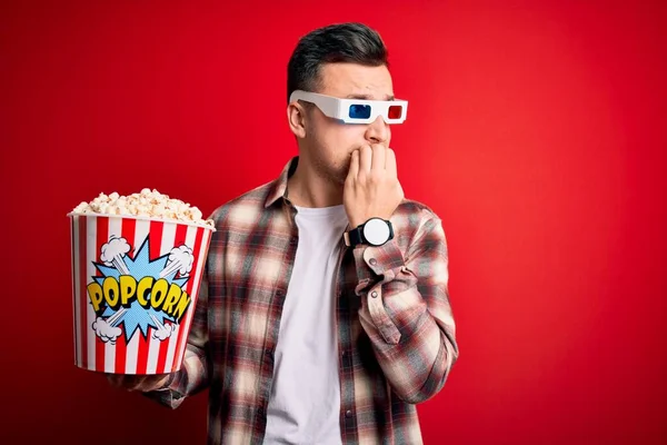 Giovane Uomo Caucasico Bello Indossa Occhiali Film Mangiare Popcorn Cercando — Foto Stock