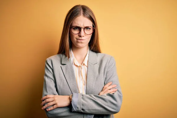 Mujer Pelirroja Hermosa Joven Con Chaqueta Gafas Sobre Fondo Amarillo —  Fotos de Stock