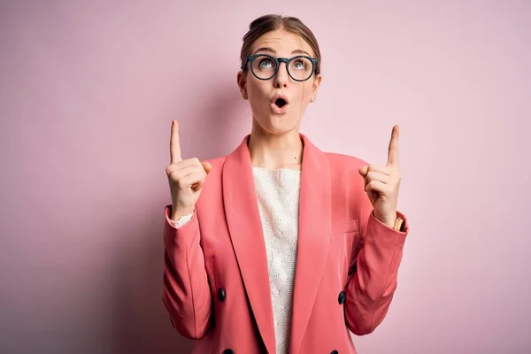 Joven Hermosa Pelirroja Con Chaqueta Gafas Sobre Fondo Rosa Aislado — Foto de Stock