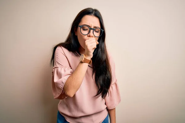 年轻的黑发优雅的女人戴着眼镜盖住孤立的背景感不适 咳嗽是感冒或支气管炎的症状 保健概念 — 图库照片