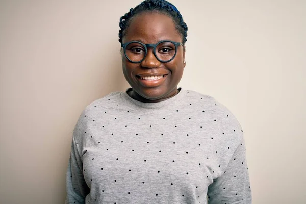 Молодая Африканская Американка Плюс Женщина Косичками Повседневной Толстовке Очках Счастливой — стоковое фото