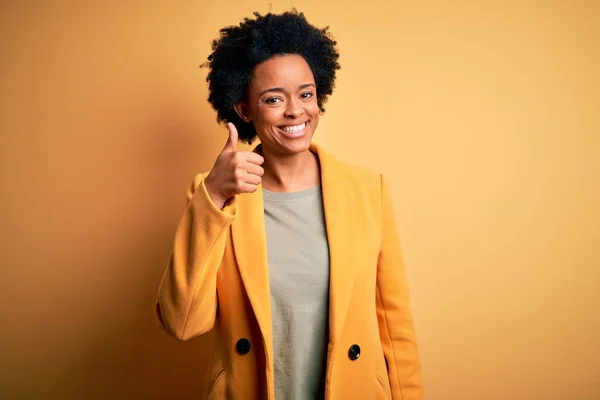 Ung Vacker Afroamerikansk Afro Affärskvinna Med Lockigt Hår Bär Gul — Stockfoto