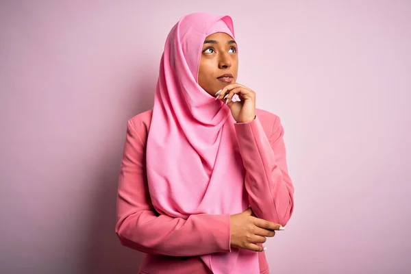 Ung Afroamerikansk Afro Kvinna Bär Muslimsk Hijab Över Isolerade Rosa — Stockfoto