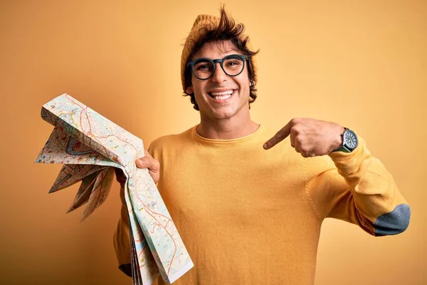 Jonge Toerist Met Kaart Met Bril Pet Geïsoleerde Gele Achtergrond — Stockfoto