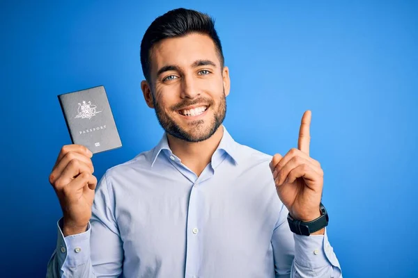 Молодий Вродливий Турист Який Тримає Аустралійський Паспорт Синьому Фоні Здивований — стокове фото