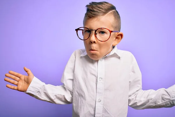 Jeune Enfant Caucasien Aux Yeux Bleus Portant Des Lunettes Une — Photo