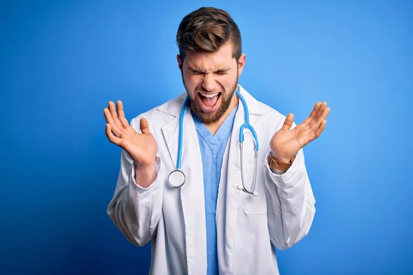 Joven Médico Rubio Con Barba Ojos Azules Con Abrigo Blanco — Foto de Stock